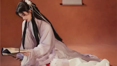 女子与00后男友