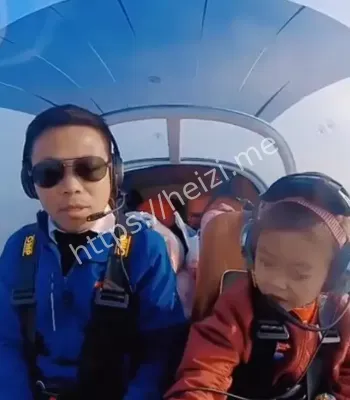 一家三口开飞机国庆节返乡